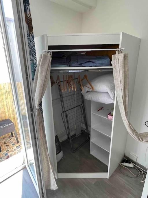 a room with an open door to a closet at Appartement atypique et original in Nice