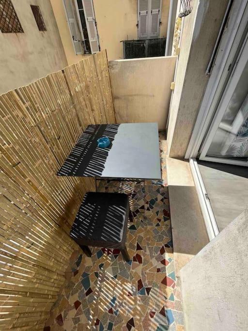 an overhead view of a table and bench on a floor at Appartement atypique et original in Nice