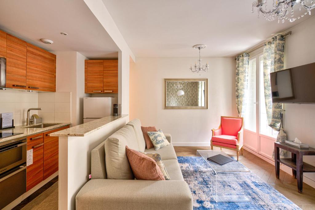 Kuchyň nebo kuchyňský kout v ubytování Apartments Du Louvre - Le Marais