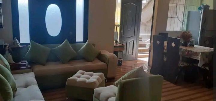 オタバロにあるCasa N Campestre en la naturaleza a las faldas del Taita Imbaburaの青い壁のリビングルーム(ソファ付)