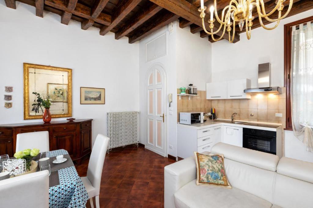 ヴェネツィアにあるCorte Rialtoのリビングルーム(白いソファ付)、キッチンが備わります。
