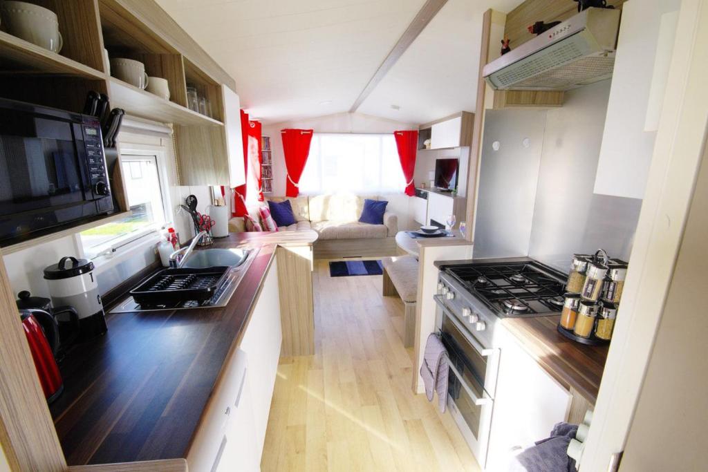 Lovely 2-Bed Static Caravan in Rhyl