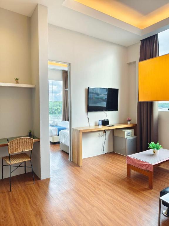 The Riverbank Hotel By MRVJ Business - Suite Ejecutiva