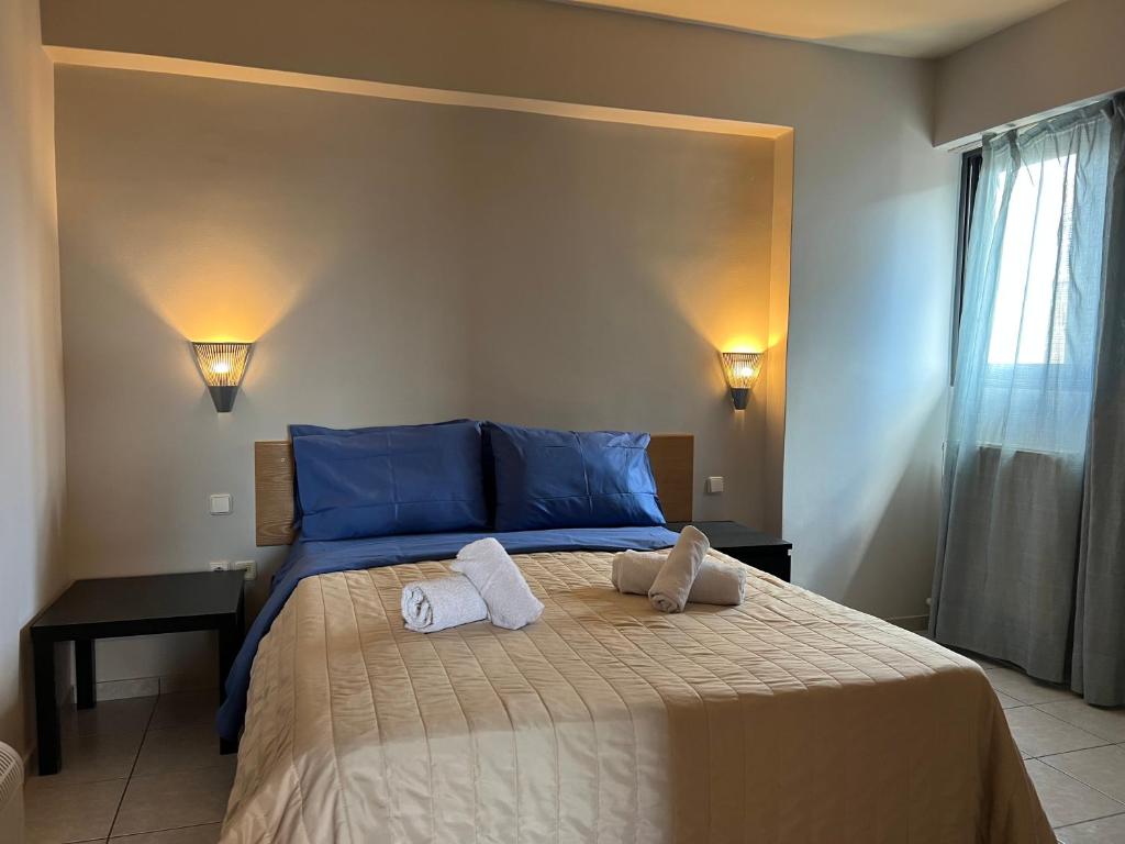 sypialnia z łóżkiem z ręcznikami w obiekcie Διαμέρισμα 113 4ου ορόφου στο Χαλάνδρι w Atenach