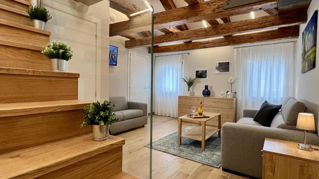 salon z kanapą i stołem w obiekcie City Apartments Rialto w Wenecji