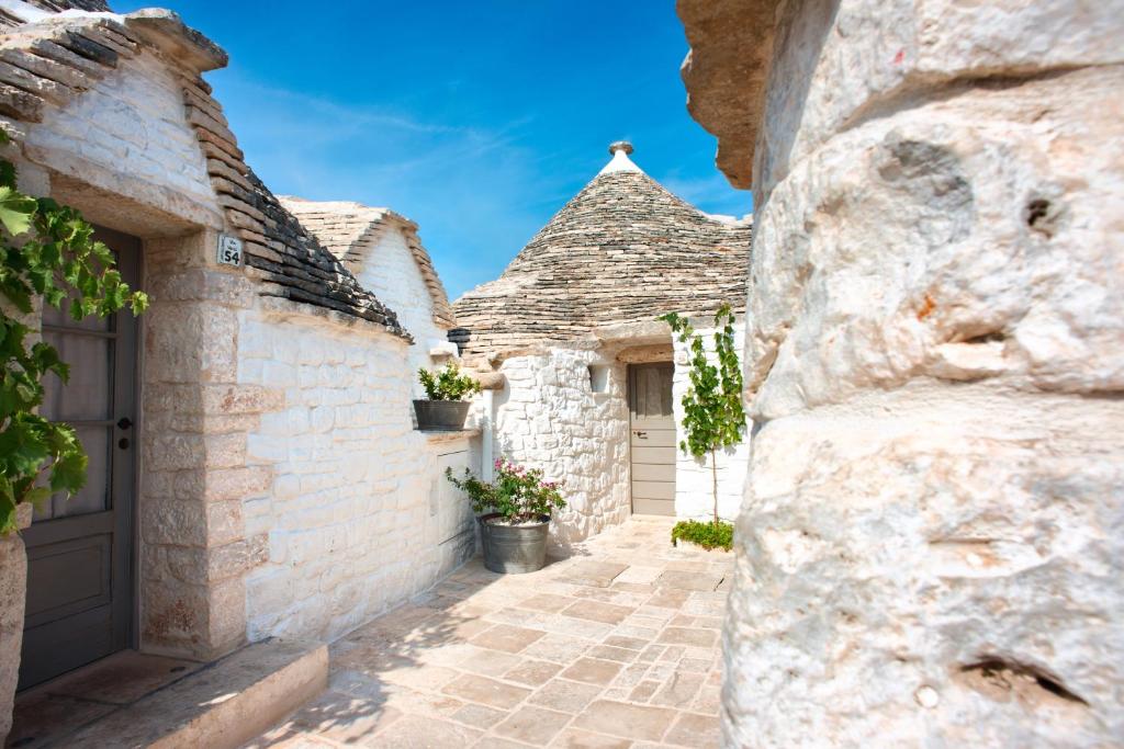 an alley in an old stone house with a door at Trulli Holiday Albergo Diffuso in Alberobello