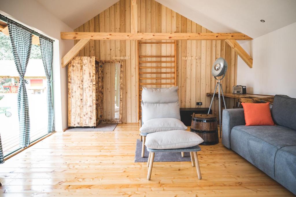 Istumisnurk majutusasutuses Glamping na podeželju