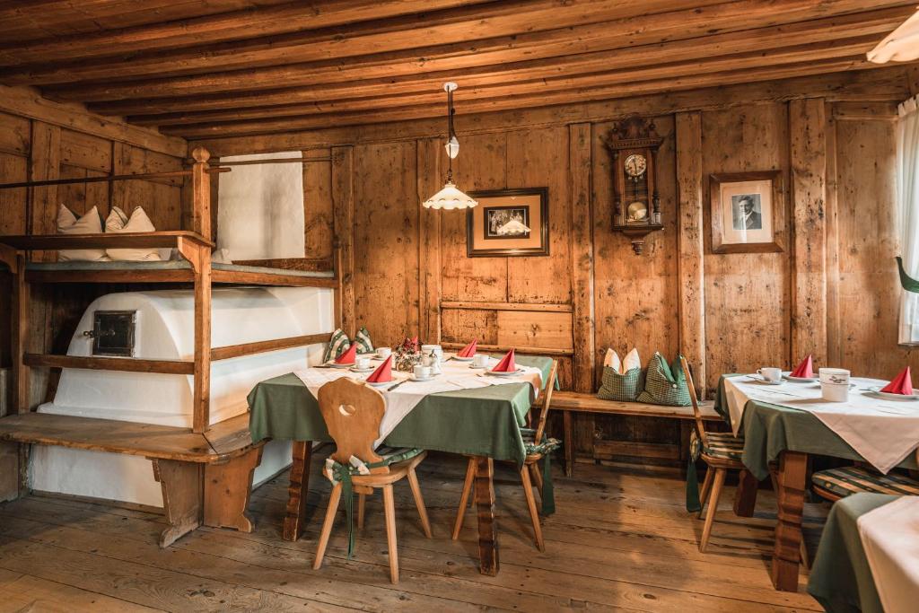 - une salle à manger avec 2 tables et des lits superposés dans l'établissement Ansitz Zehentner, à Laion