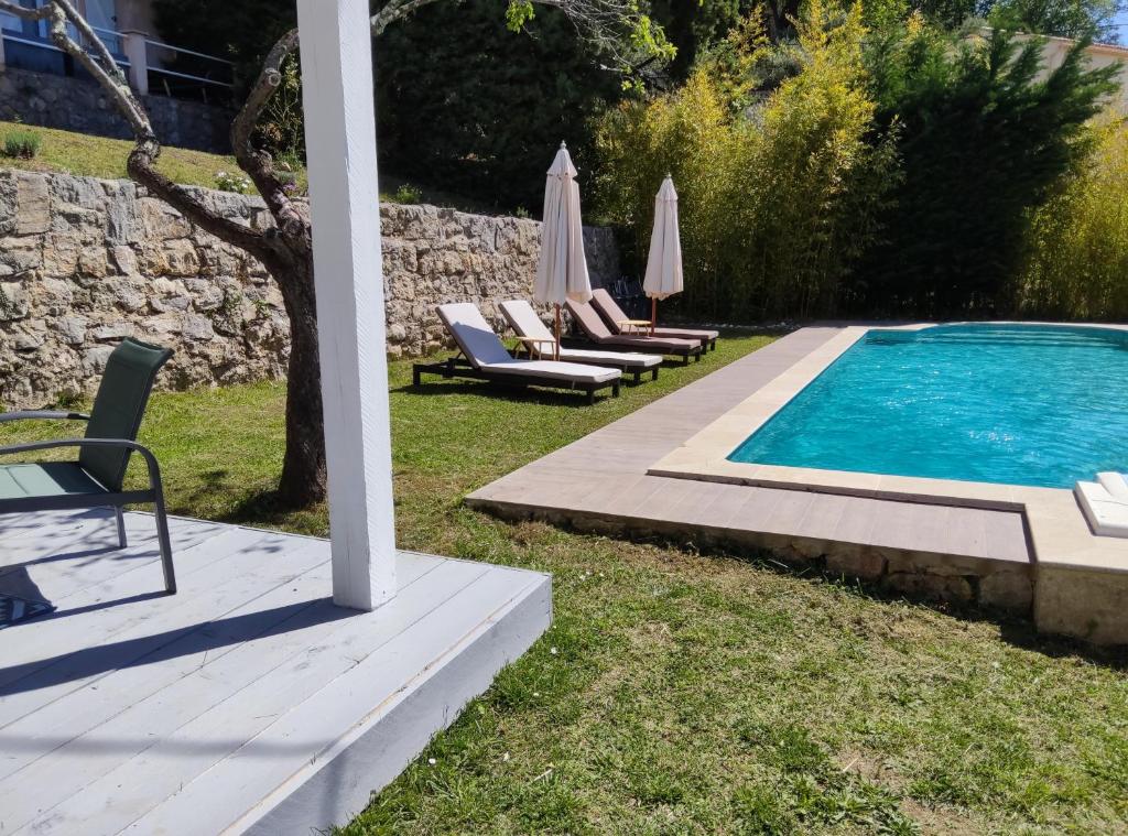 Bazén v ubytovaní Les Terrasses B&B avec piscine privée alebo v jeho blízkosti