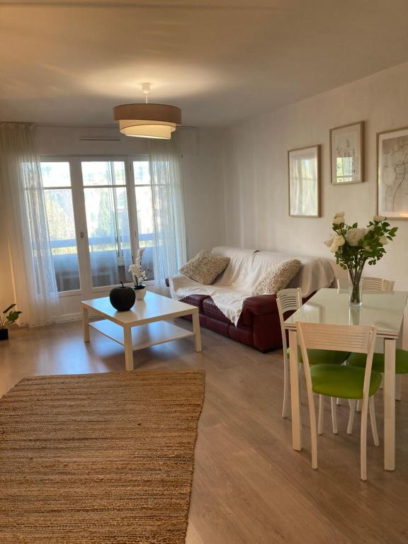un salon avec un canapé et une table dans l'établissement Appartement 3*** Eden Rock, à Sanary-sur-Mer