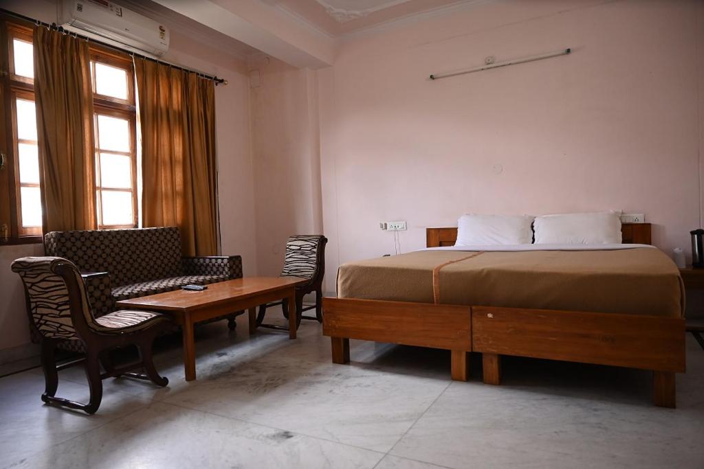 Postel nebo postele na pokoji v ubytování Hotel Atul Regency Narkanda