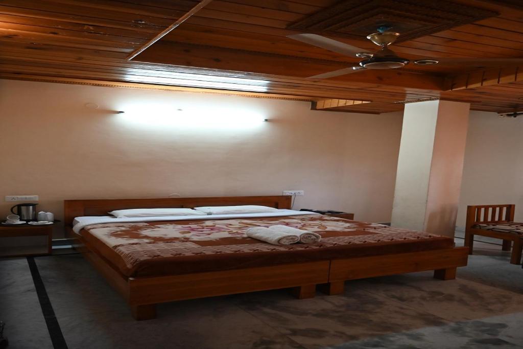 Postel nebo postele na pokoji v ubytování Hotel Atul Regency Narkanda