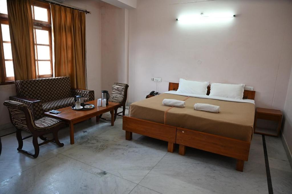 Postel nebo postele na pokoji v ubytování Hotel Atul Regency Narkanda