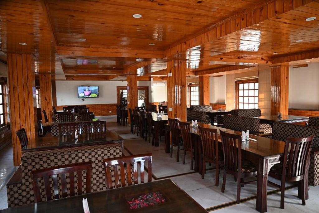 Restaurace v ubytování Hotel Atul Regency Narkanda