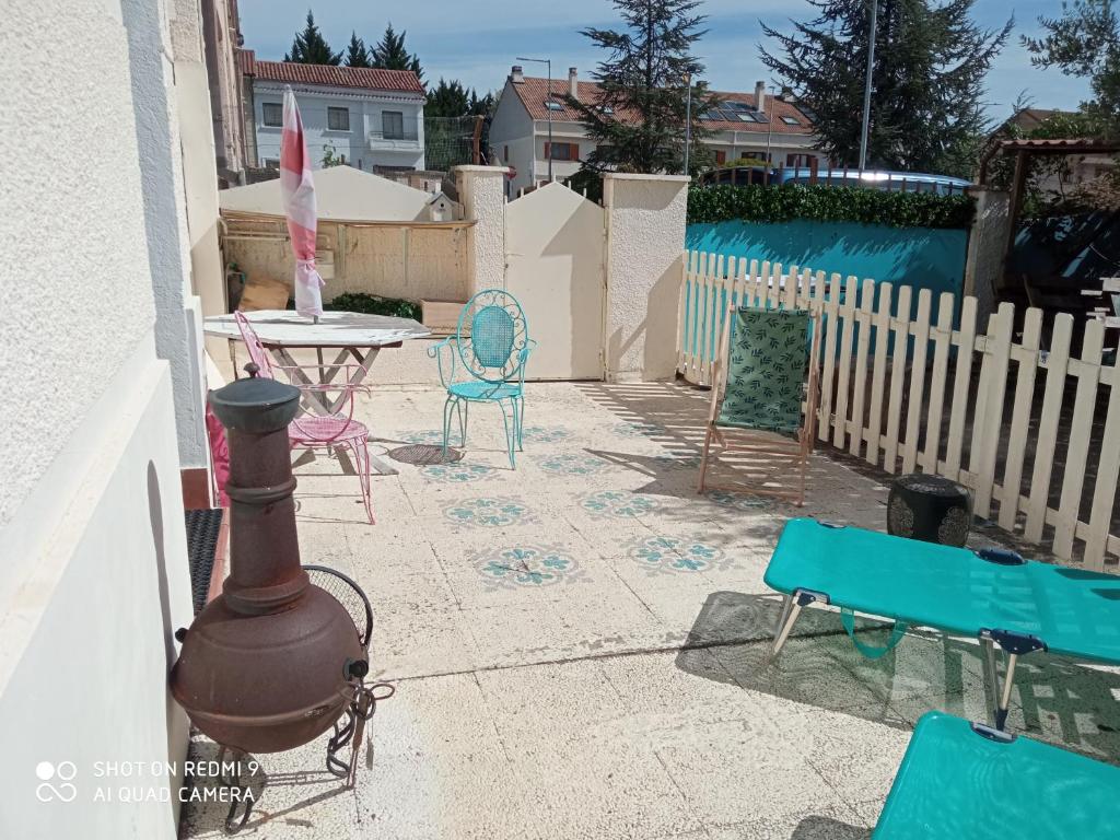a patio with a table and chairs and a fence at Quiet light room! in Zizur Mayor