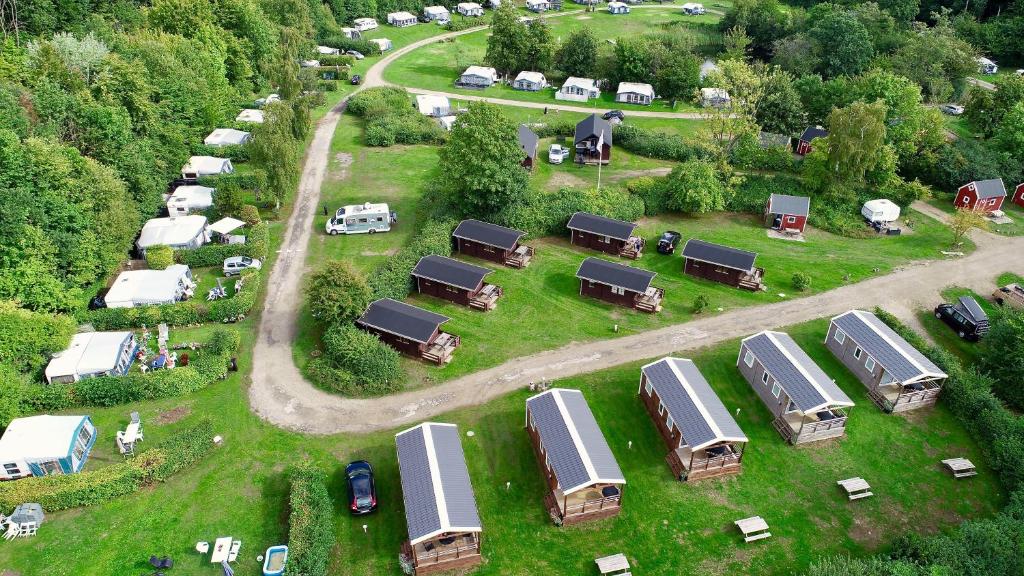 z góry widok na farmę z ciężarówkami i samochodami w obiekcie Nivå Camping & Cottages w mieście Nivå