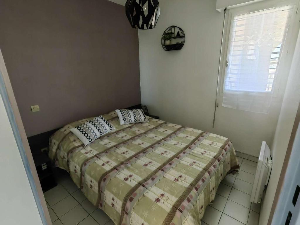 Posteľ alebo postele v izbe v ubytovaní T2 Climatisé pour 4 Pers. avec Piscine, Parking, Proche Plage et Commerces - FR-1-607-152