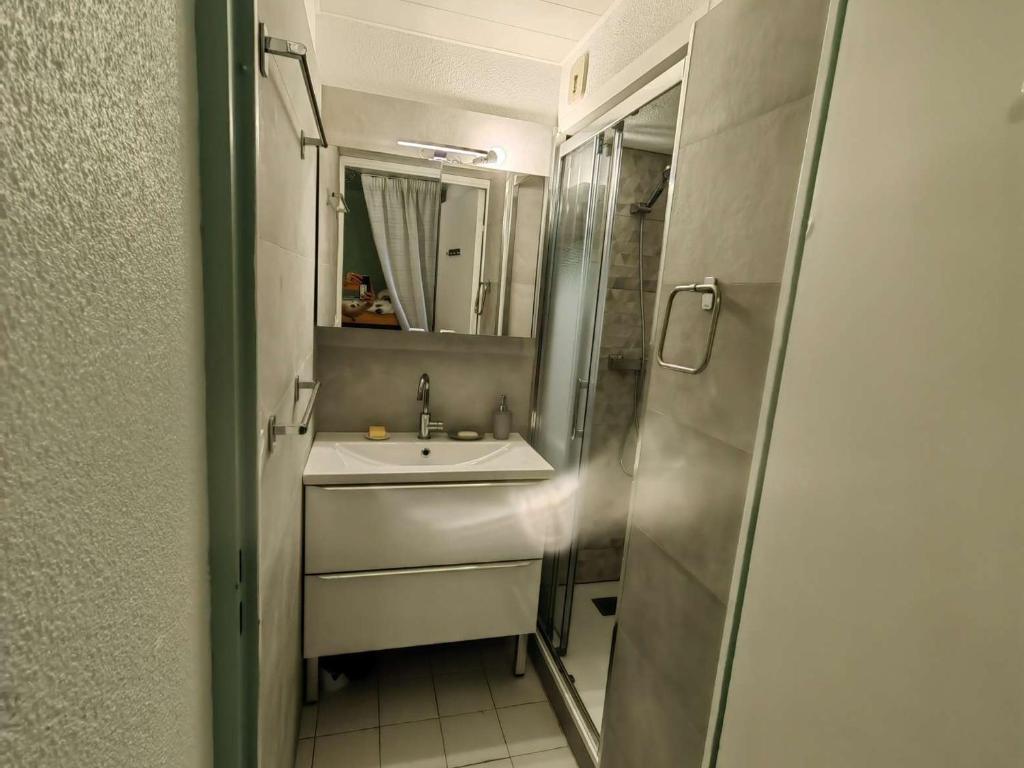 Kúpeľňa v ubytovaní T2 Climatisé pour 4 Pers. avec Piscine, Parking, Proche Plage et Commerces - FR-1-607-152