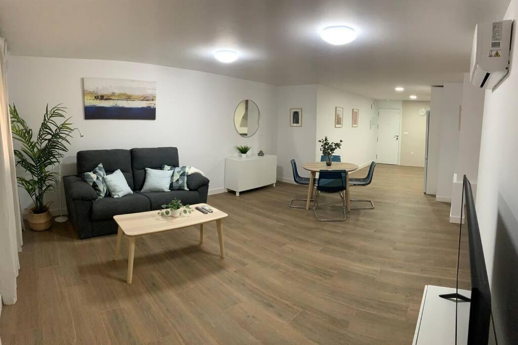a living room with a couch and a table at Apartamento Central A in Algeciras