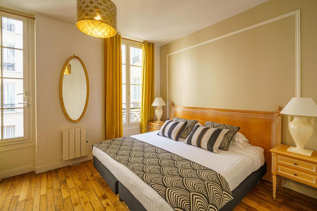 Postel nebo postele na pokoji v ubytování Apartments Du Louvre - Le Marais