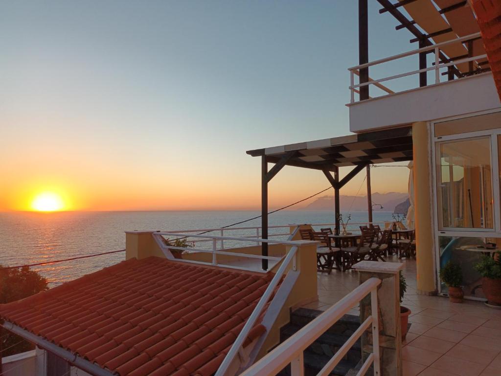 vistas a la puesta de sol desde el balcón de una casa en Dream apartments limnionas, en Limniónas
