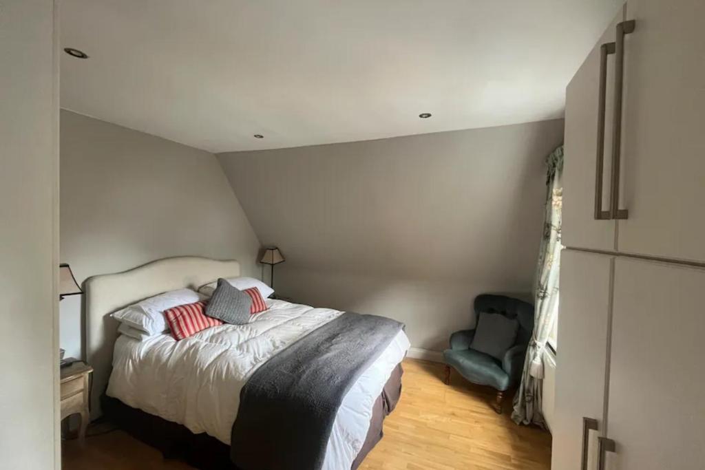 Rúm í herbergi á Modern Top Floor 2BD Flat - Kensington