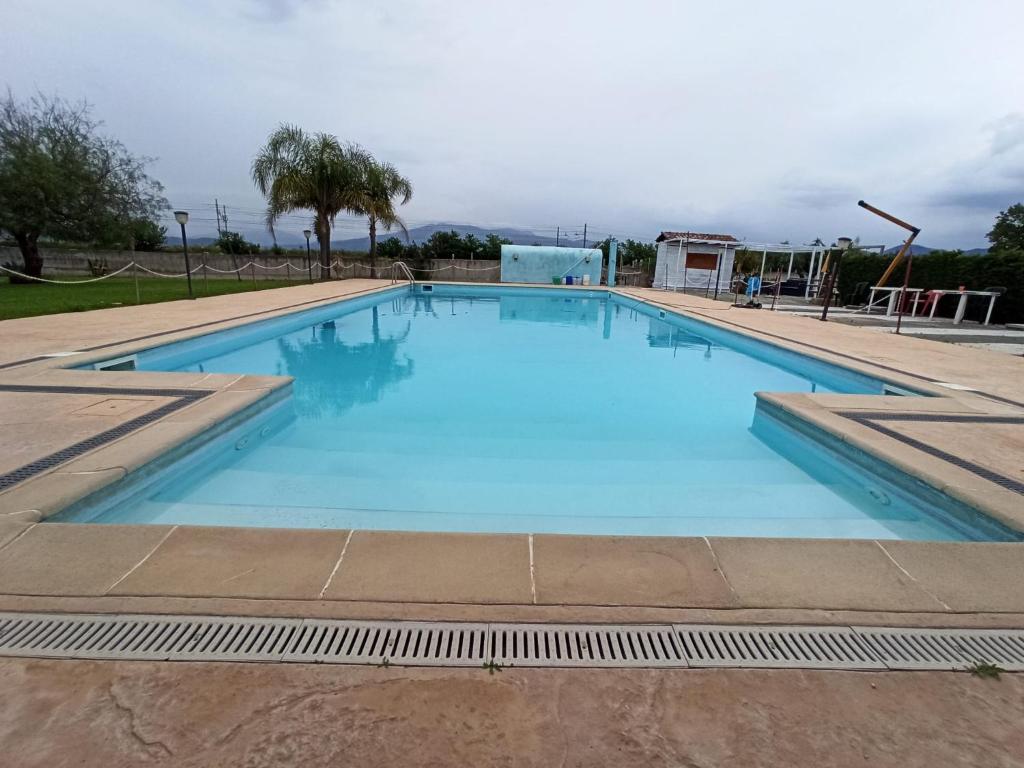 Bazén v ubytovaní agriturismo borgo baldassarre alebo v jeho blízkosti