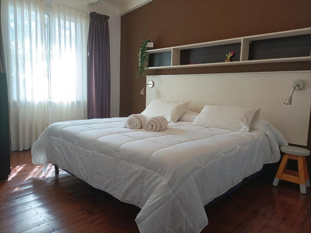 sypialnia z dużym łóżkiem z dwoma ręcznikami w obiekcie El Cardon - p/6 pax -2 dorm - Amplio y moderno w mieście Salta