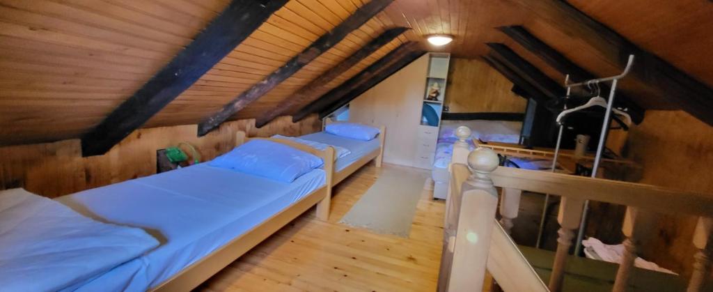 een kamer met 3 bedden op een zolder bij Etno Konačište-Restoran Stara Čivija in Bosanska Dubica