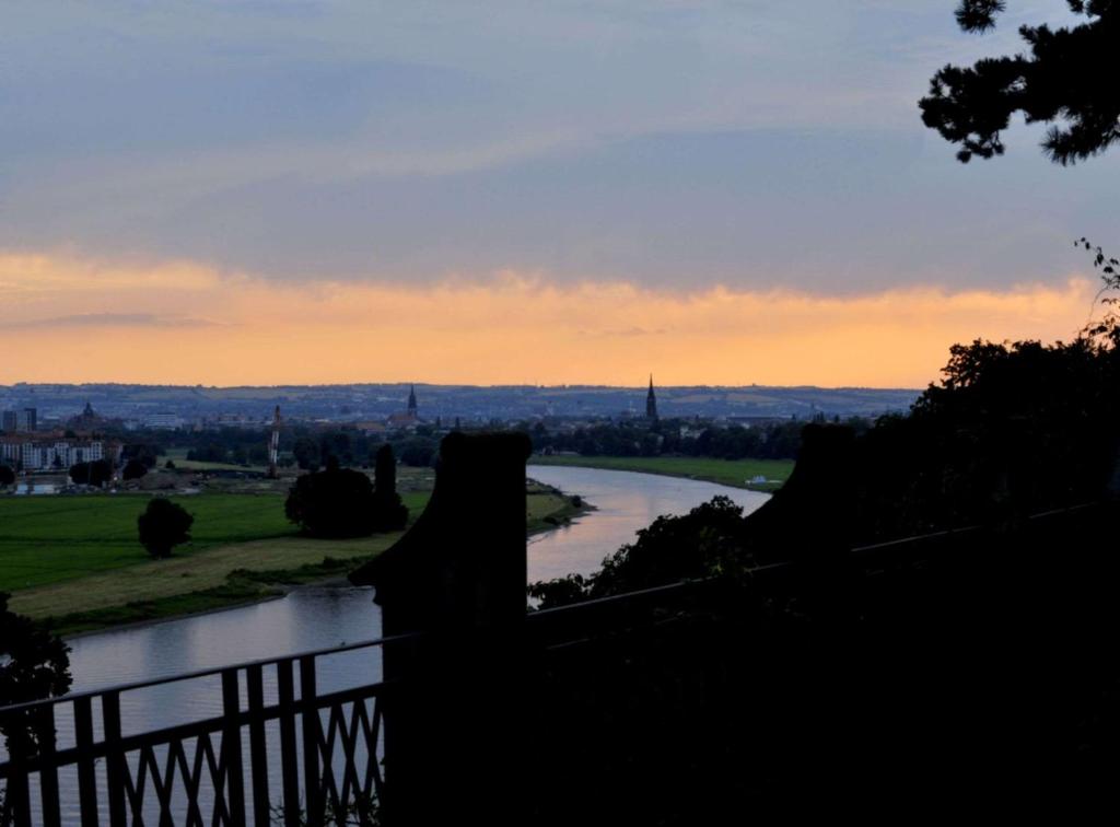 Výhled na řeku, která protéká v blízkosti hotelu
