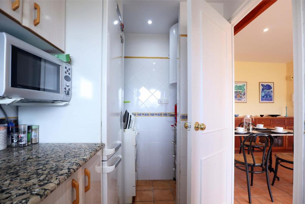 Kuchyňa alebo kuchynka v ubytovaní Amplio Apartamento Bahia II