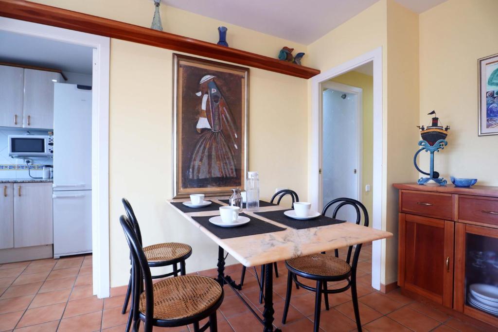 Kuchyňa alebo kuchynka v ubytovaní Amplio Apartamento Bahia II