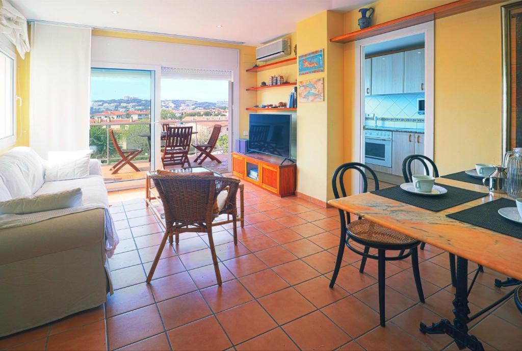 Televízia a/alebo spoločenská miestnosť v ubytovaní Amplio Apartamento Bahia II