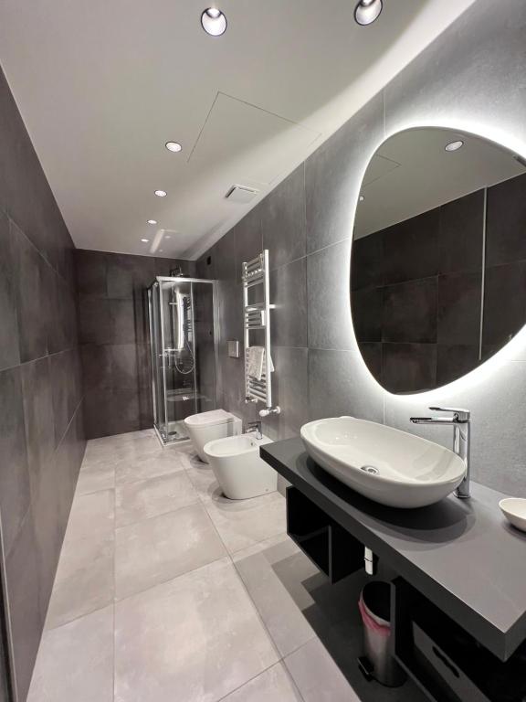 łazienka z dwiema umywalkami i dużym lustrem w obiekcie San Carlo Suite Torino w Turynie