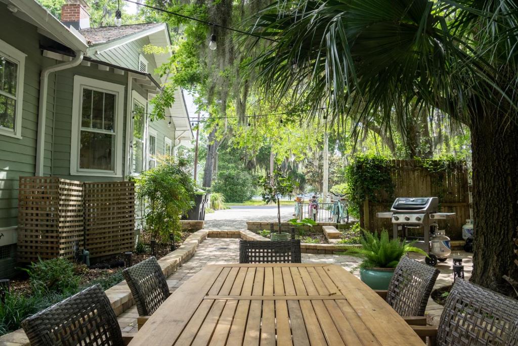 Magnolia Court Suites photo