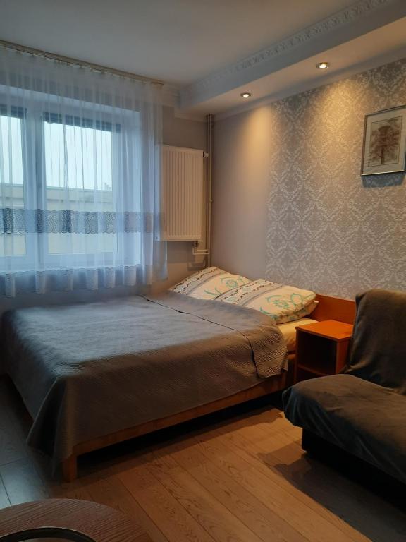 ミエンジズドロイェにあるWilla Kamakoのベッドルーム1室(ベッド1台、窓、椅子付)