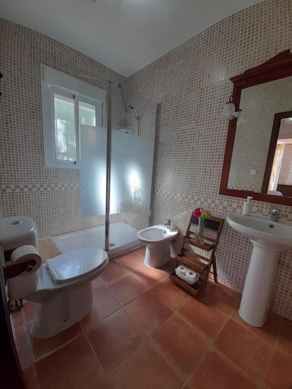 bagno con 2 servizi igienici, vasca e lavandino di Villa Lola 14 a Chiclana de la Frontera