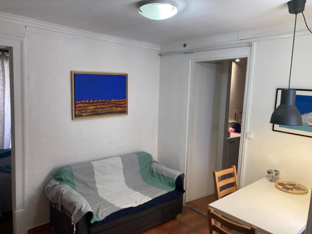 um quarto com uma mesa e uma cama e uma mesa e cadeira em Special Suite Bairro Alto em Lisboa