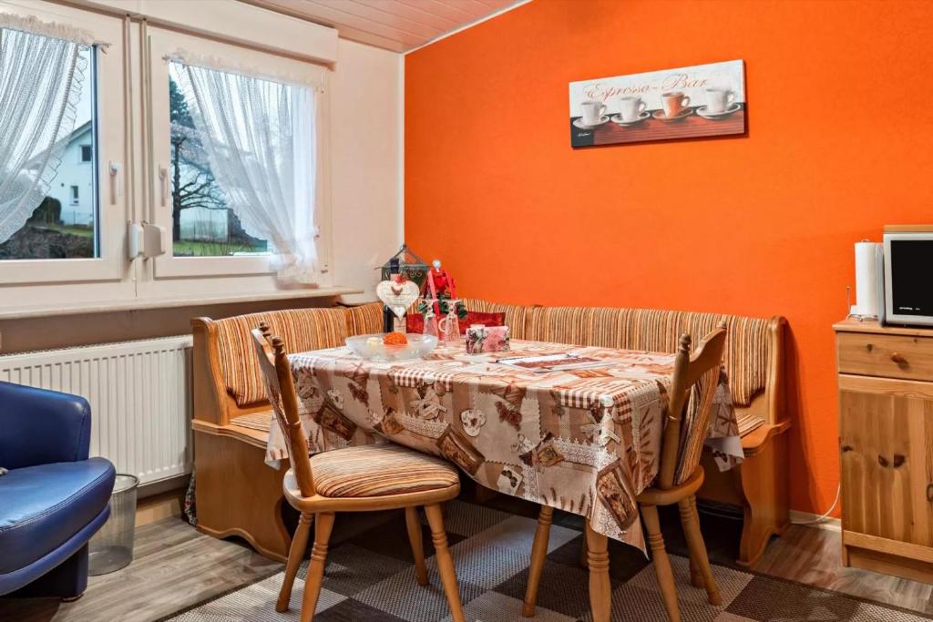 a dining room with a table and chairs at Haus der Gemütlichkeit in Konstanz