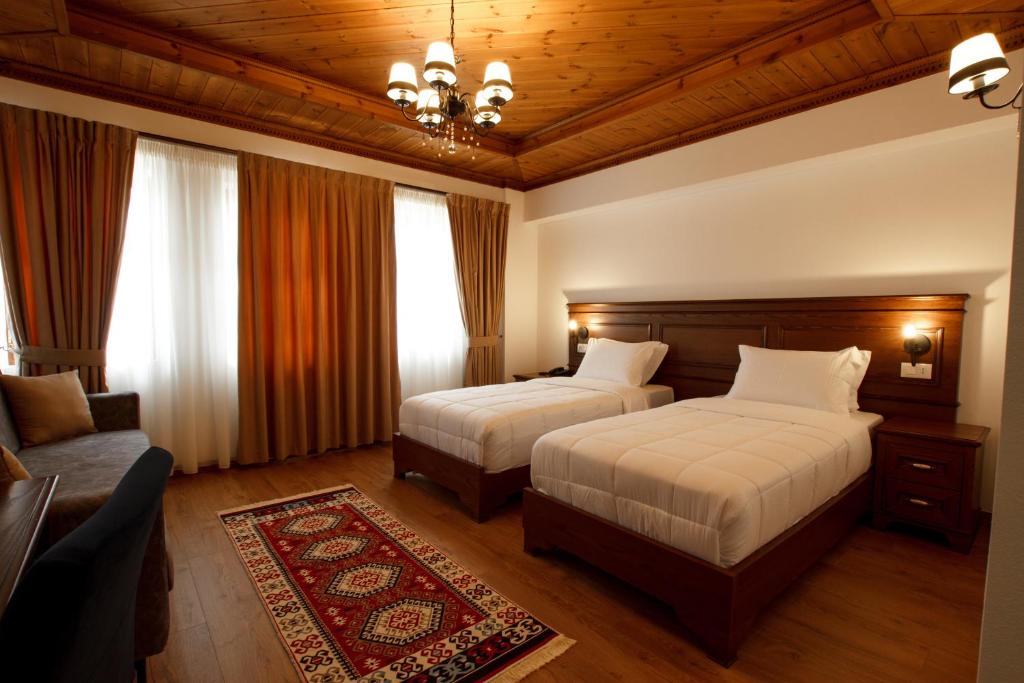 Postel nebo postele na pokoji v ubytování Rose Garden Hotel