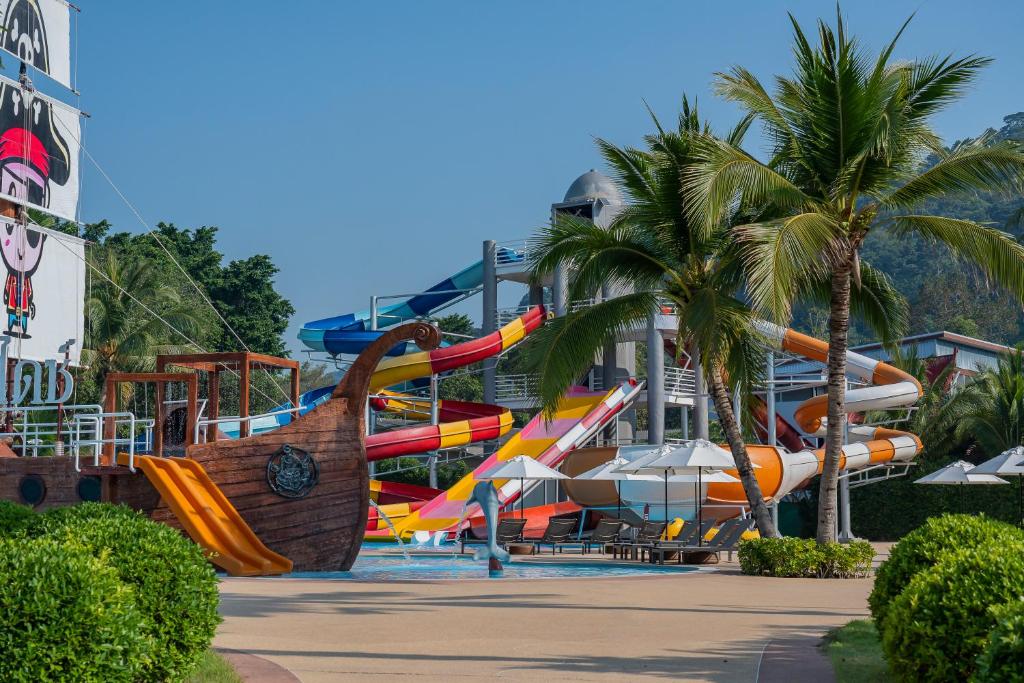 een waterpark met een heleboel glijbanen bij Koh Chang Paradise Hill in Ko Chang