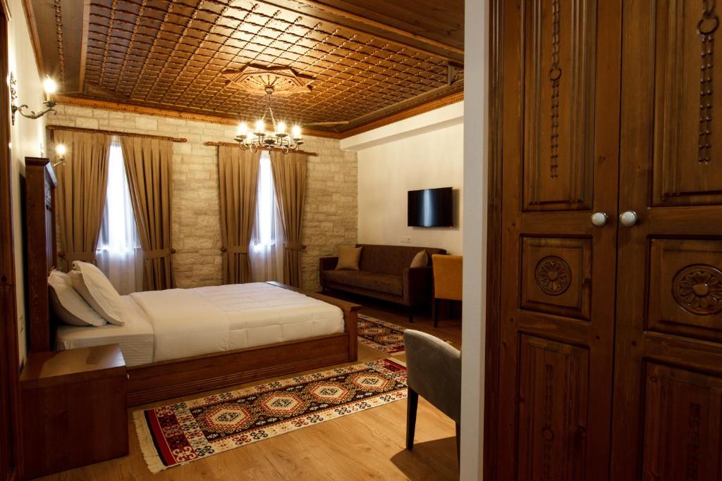 Postel nebo postele na pokoji v ubytování Rose Garden Hotel