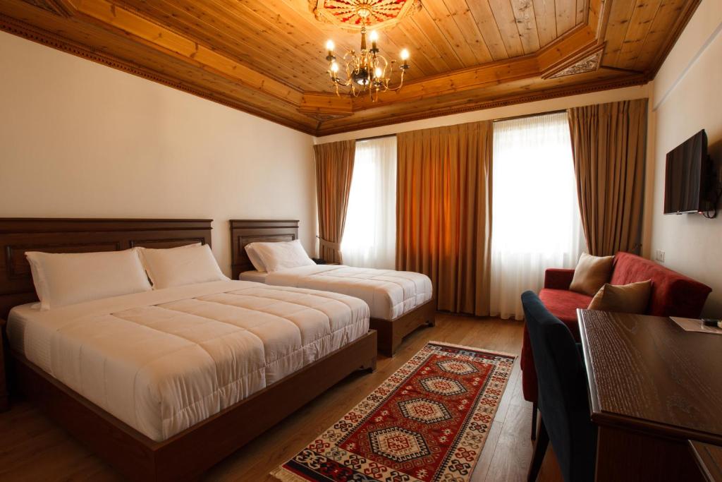 Postel nebo postele na pokoji v ubytování Rose Garden Hotel