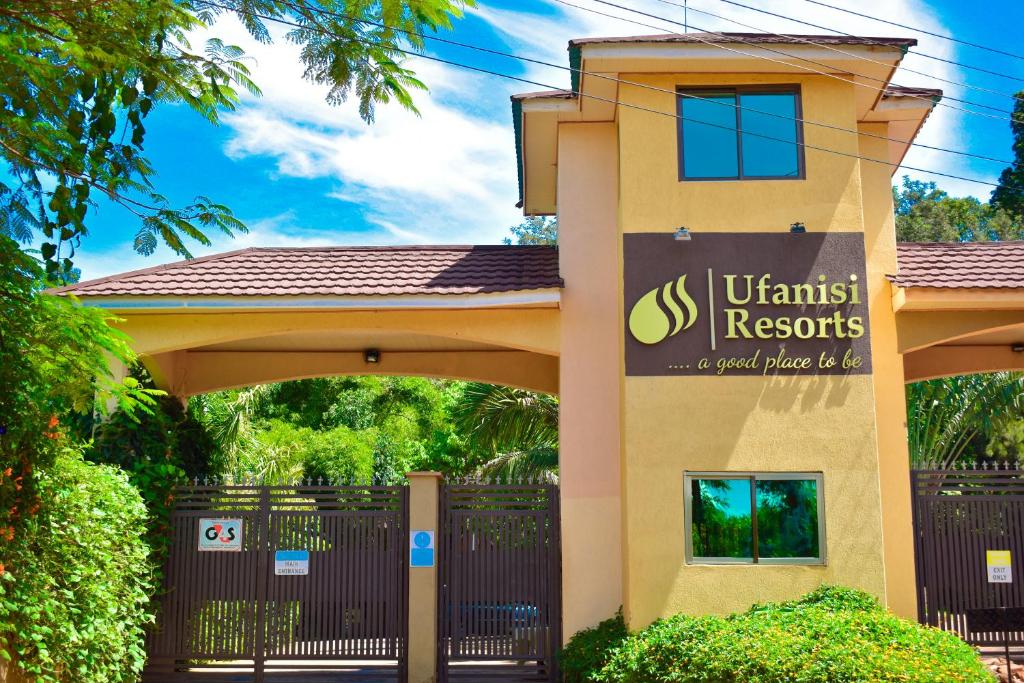 ein Gebäude mit einem Schild, das das Resort liest in der Unterkunft Ufanisi Resort - Kisii in Kisii