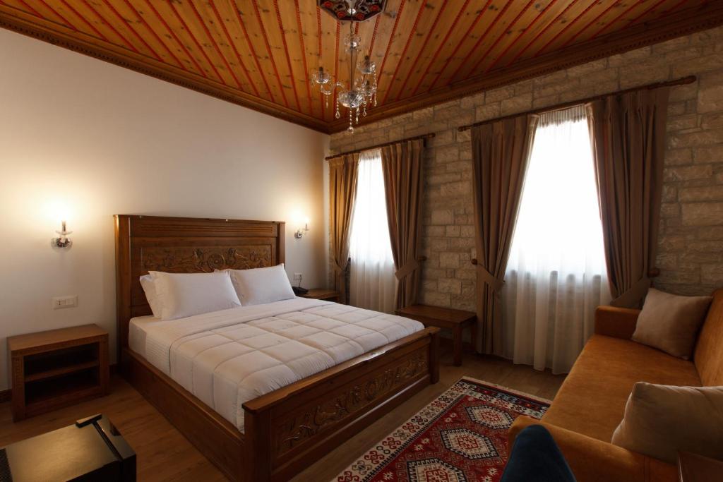 Postel nebo postele na pokoji v ubytování Rose Garden Hotel