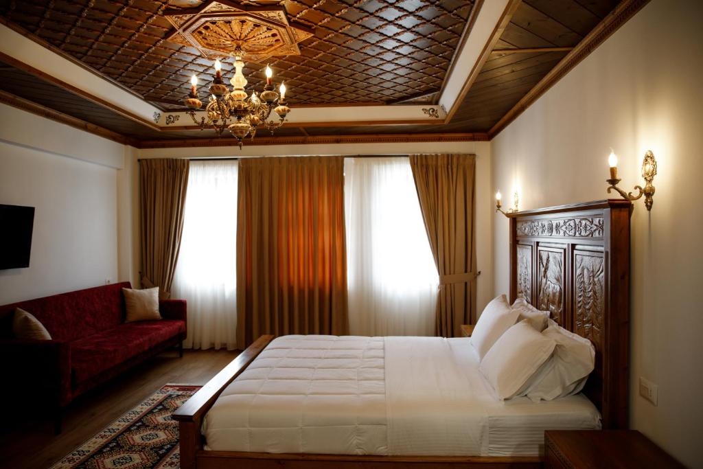 Postel nebo postele na pokoji v ubytování Rose Garden Hotel