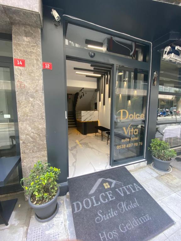 uma janela dolce vita com um sinal em frente em Dolce Vita Suite Hotel em Istambul