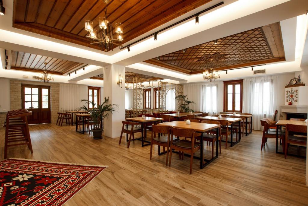 Restaurace v ubytování Rose Garden Hotel