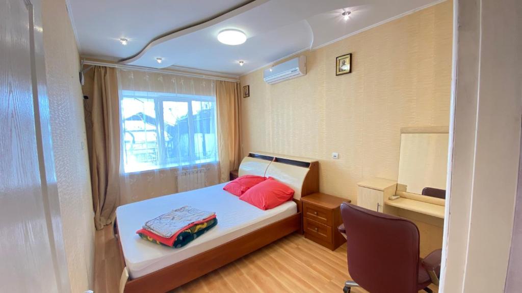 1 dormitorio con cama, escritorio y silla en Kryzhanivka, en Kryzhanivka
