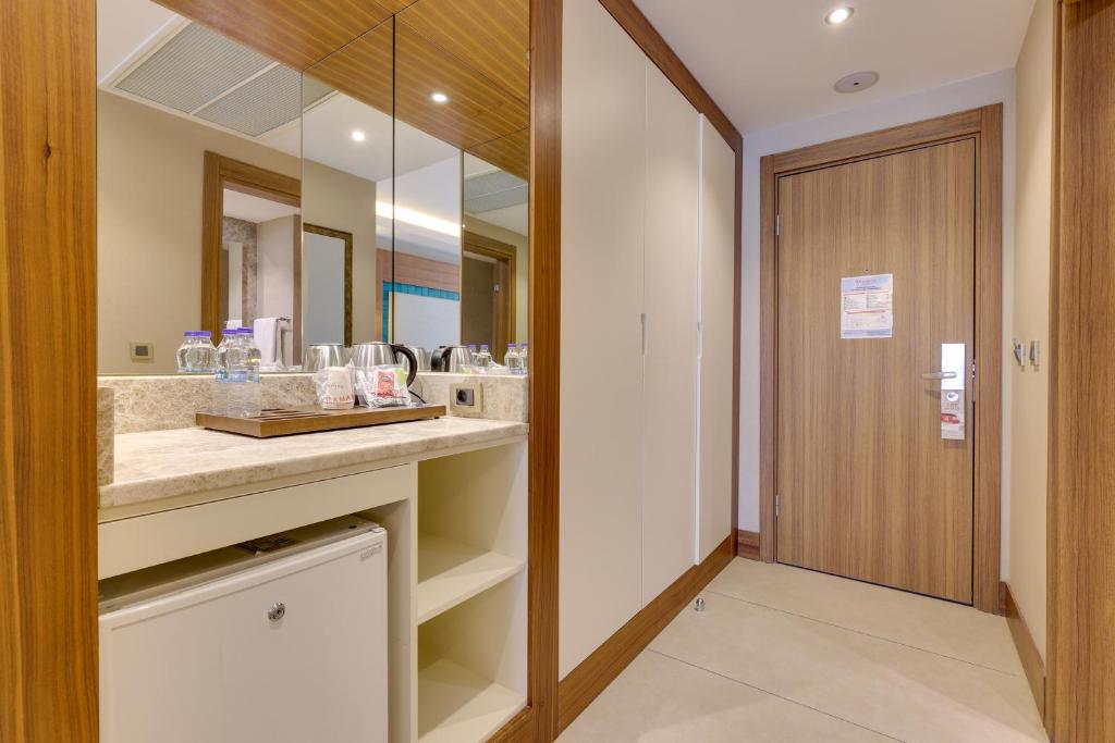 Ramada Hotel & Suites by Wyndham Kusadasi - 